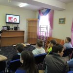 Библиотекрь Евгения Валерьевна рассказывает ребятам историю пионерской организации
