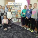 Дети у книжной выставки